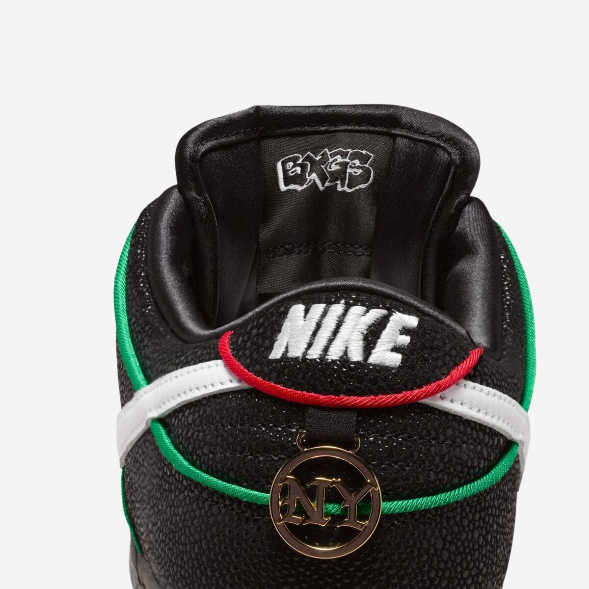 Nike SB Dunk Low Bronx Girls Skate